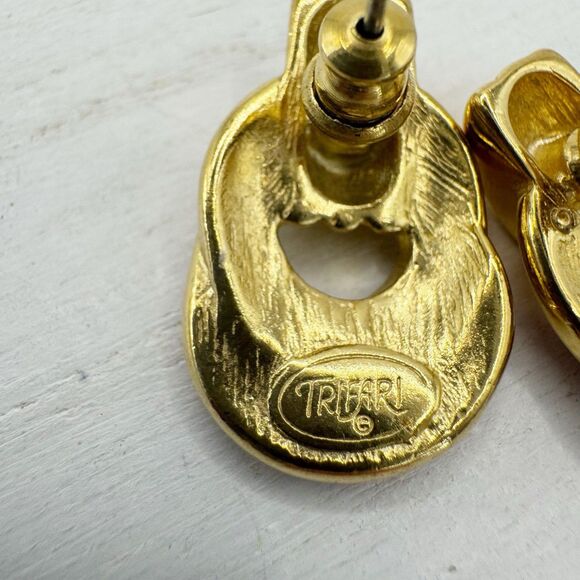 Trifari Vintage red enamel gold tone post Earrings Door Knocker Style Retro 80s - Picture 3 of 6